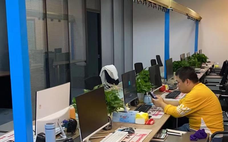 成华制造客服部工作区一角